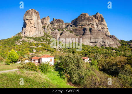 Meteora - è una formazione di immenso pilastri monolitici e colline come enormi massi arrotondati che dominano l'area locale. Foto Stock