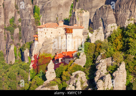 Il monastero di Rousanou o Santa Barbara il monastero di Meteora. Meteora è uno dei più grandi complessi costruiti orientale di monasteri ortodossi in Grecia Foto Stock