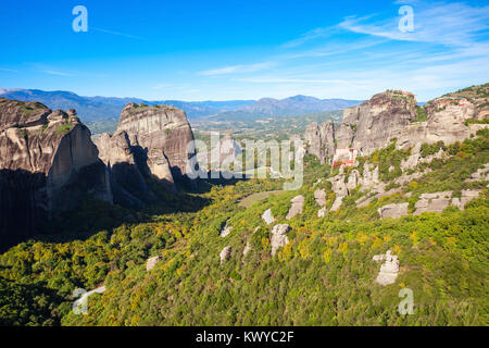 Meteora - è una formazione di immenso pilastri monolitici e colline come enormi massi arrotondati che dominano l'area locale. Foto Stock