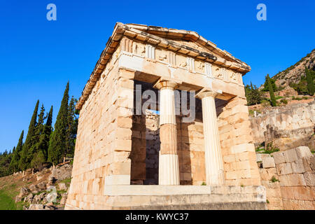 Il tesoro di Atene o Tesoro Ateniese in Delphi. Delphi è antico santuario che è cresciuto ricco come sede di Oracle che è stato consultato su importanti de Foto Stock