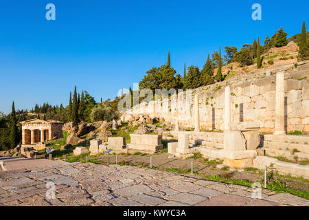 Il tesoro di Atene o Tesoro Ateniese in Delphi. Delphi è antico santuario che è cresciuto ricco come sede di Oracle che è stato consultato su importanti de Foto Stock