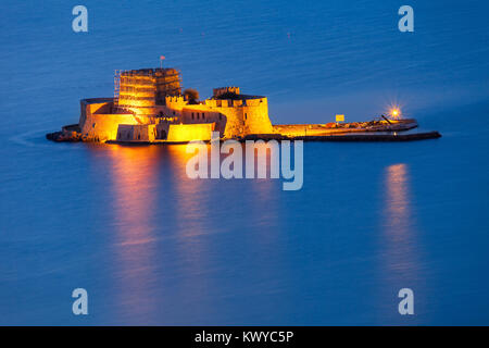 Bourtzi fortezza di acqua in Nafplio di notte. Nafplio è una città portuale nella penisola del Peloponneso, in Grecia. Foto Stock