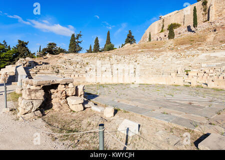 Il Teatro di Dioniso Eleuthereus è un grande teatro in Atene in Grecia. Il teatro costruito ai piedi dell'acropoli ateniese e dedicato al dio Foto Stock