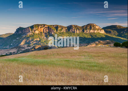 Tacchi di Jerzu (tacchi di Jerzu) calcare mountain range, all'alba, vicino a Jerzu, Ogliastra, provincia di Nuoro, Sardegna, Italia Foto Stock