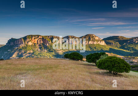 Tacchi di Jerzu (tacchi di Jerzu) calcare mountain range, all'alba, vicino a Jerzu, Ogliastra, provincia di Nuoro, Sardegna, Italia Foto Stock