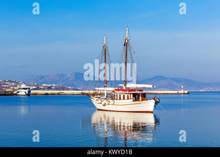 Yacht al porto vecchio, Mykonos città porto sulla isola di Mykonos, Cicladi in Grecia Foto Stock