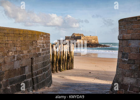 Saint Malo bastioni e Beach e Fort National. Foto Stock