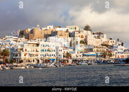 Porto con barche in Naxos Chora town, isola di Naxos in Grecia Foto Stock