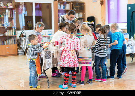 Kiev, Ucraina. Il 13 novembre 2017. Studenti di scuola materna e di un insegnante intrattenere Foto Stock