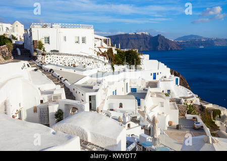 La cittadina di Oia antenna vista panoramica. Oia o Ia è una piccola città sull isola di Santorini nelle Cicladi Grecia. Foto Stock