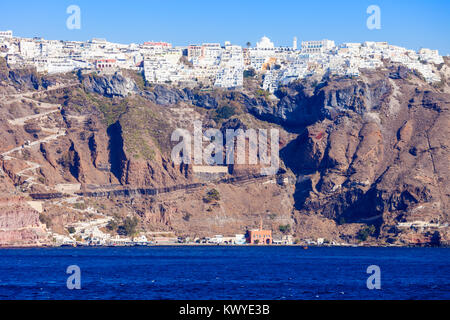 La cittadina di Fira e antenna vista panoramica, Santorini. Fira è la moderna capitale dell'isola di Santorini, Cicladi in Grecia. Foto Stock