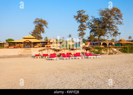 Ristorante sulla spiaggia baracche e lettini sulla spiaggia di Arambol nel Nord Goa, India Foto Stock