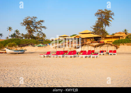 Ristorante sulla spiaggia baracche e lettini sulla spiaggia di Arambol nel Nord Goa, India Foto Stock
