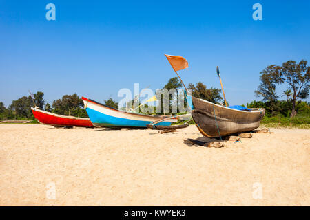 Barche di pescatori sulla lonely goan Beach a nord Goa, India Foto Stock