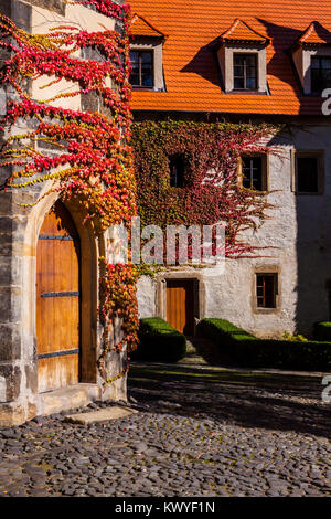 Chateau Benesov nad Ploucnicí nella Boemia settentrionale con angoli romantici in autunno la luce, in corrispondenza del bordo del paesaggio della Repubblica ceca Svizzera sassone Foto Stock