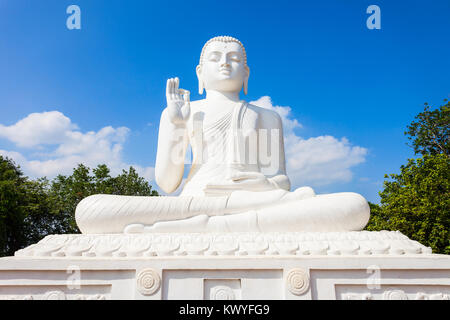 Mihintale statua del Buddha a Mihintale antica città nei pressi di Anuradhapura, Sri Lanka Foto Stock