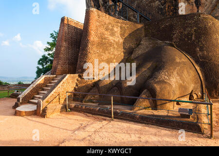 Leone la zampata alla Roccia di Sigiriya vicino a Dambulla in Sri Lanka. Sigiriya è un sito Patrimonio Mondiale dell'UNESCO. Foto Stock