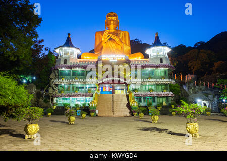 Tempio d'oro di Dambulla o Dambulla tempio nella grotta di notte. Tempio d'oro è un sito patrimonio mondiale nei pressi di Dambulla, Sri Lanka Foto Stock