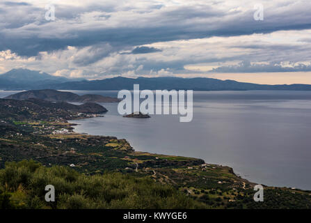 Vista panoramica del piccolo e tradizionale villaggio di pescatori di Mochlos, Creta, Grecia Foto Stock