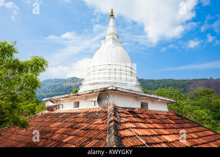 Stupa al Rambadagalla Viharaya tempio vicino Kurunegala nello Sri Lanka Foto Stock