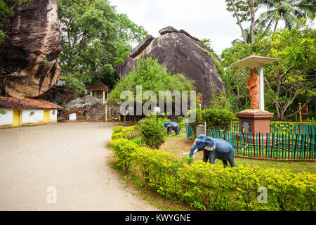 La Roccia Aluvihara Giardino del Tempio o Matale Alu Viharaya è un sacro tempio Buddista situato in Aluvihare, Matale Distretto dello Sri Lanka Foto Stock