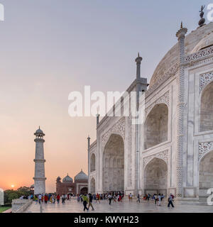 Taj Mahal in una splendida luce del tramonto, Agra, Uttar Pradesh, India Foto Stock