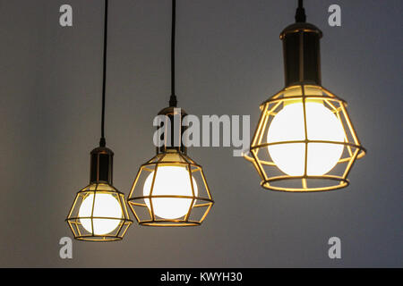 La moderna progettazione lampade pendenti, interior design Foto Stock