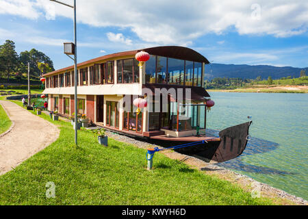 Houseboat a Gregorio Lago in Nuwara Eliya. Il lago di Gregorio è un serbatoio nel centro del paese di tè hill city Nuwara Eliya in Sri Lanka. Foto Stock