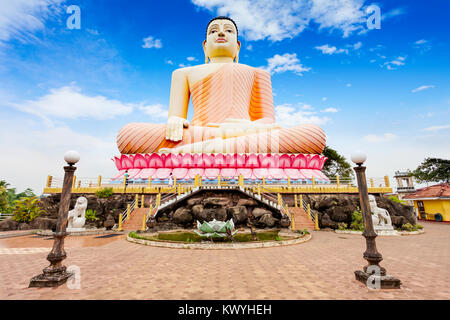 Grande statua del Buddha al Vihara Kande Tempio. Kande Viharaya è un grande tempio Buddista vicino a Bentota beach in Sri Lanka Foto Stock