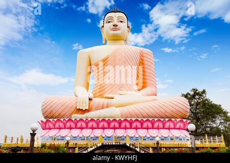 Grande statua del Buddha al Vihara Kande Tempio. Kande Viharaya è un grande tempio Buddista vicino a Bentota beach in Sri Lanka Foto Stock