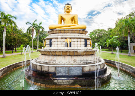 Statua del Buddha presso il Parco Viharamahadevi o Victoria Park, parco pubblico situato in Colombo vicino al Museo nazionale in Sri Lanka Foto Stock