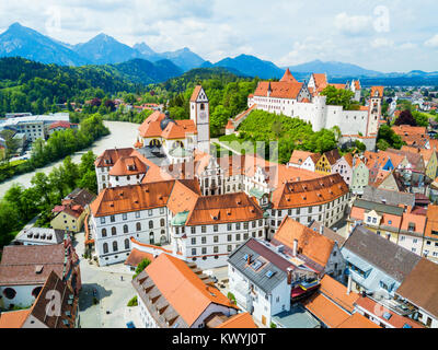 Hohes Schloss Fussen o alto gotico castello dei vescovi e St. Mang Abbazia antenna monastero vista panoramica a Fussen, Germania Foto Stock