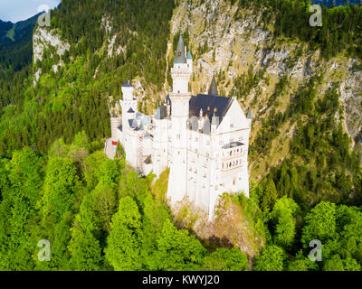 Il castello di Neuschwanstein o Nuovo Castello Swanstone antenna vista panoramica. Il Castello di Neuschwanstein è un revival Romanico Palace a Hohenschwangau village n Foto Stock