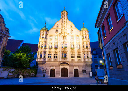 Il municipio o Rathaus a Memmingen centro città al tramonto. Memmingen è una città della Svevia in Baviera, Germania. Foto Stock
