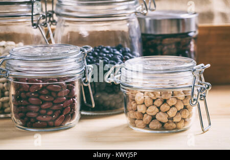 Vasi di vetro con ceci e fagioli bianchi Foto Stock