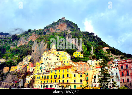 Vista della città di Amalfi e colline circostanti Foto Stock