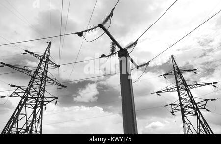 Elevata resistenza alle reti elettriche. Il pilastro di metallo contro il cielo. Foto Stock