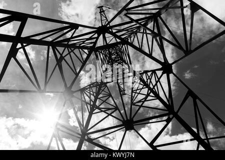 Elevata resistenza alle reti elettriche. Il pilastro di metallo contro il cielo. Foto Stock