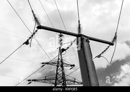 Elevata resistenza alle reti elettriche. Il pilastro di metallo contro il cielo. Foto Stock