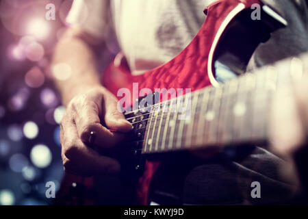 Un rock chitarrista suonare la chitarra elettrica in azione sul palco Foto Stock