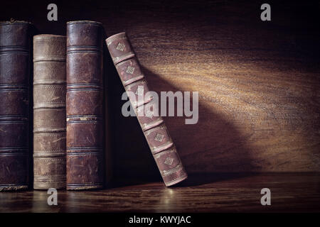 Libri antichi su di una libreria o di un ripiano libreria sfondo con spazio di copia Foto Stock