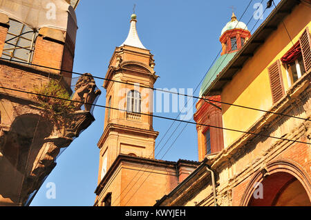 Edifici a Bologna, Italia con San Bartolomeo chiesa e torre Belfry Foto Stock