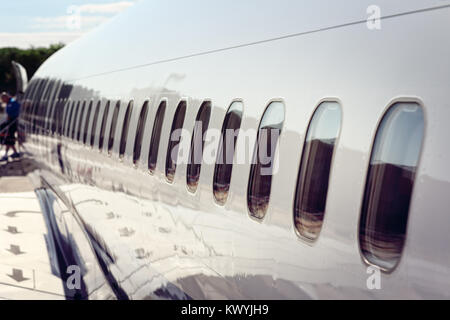 Windows su aereo lo sbarco dopo l arrivo all aeroporto di vacanza Foto Stock