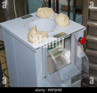 Commerciale di pasta per pizza versatile per una migliore preparazione impasto prima dello stampaggio Foto Stock