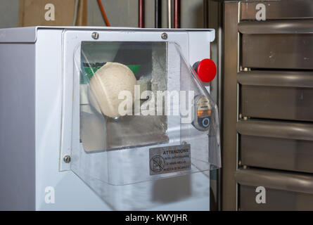 Commerciale di pasta per pizza versatile per una migliore preparazione impasto prima dello stampaggio Foto Stock