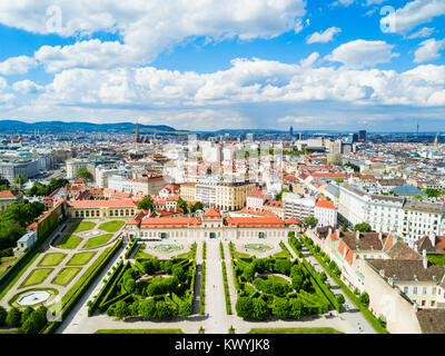 Il Palazzo del Belvedere antenna vista panoramica. Il Palazzo del Belvedere è un edificio storico complesso in Vienna, Austria. Belvedere è stato costruito come residenza estiva Foto Stock