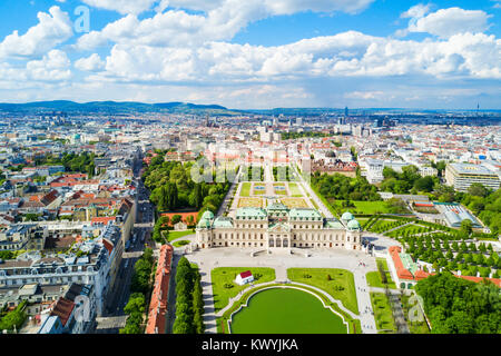 Il Palazzo del Belvedere antenna vista panoramica. Il Palazzo del Belvedere è un edificio storico complesso in Vienna, Austria. Belvedere è stato costruito come residenza estiva Foto Stock