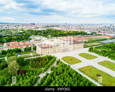 Palazzo di Schonbrunn antenna vista panoramica. Schloss Schoenbrunn è un imperiale residenza estiva di Vienna in Austria. Palazzo di Schonbrunn è una grande meta turistica Foto Stock