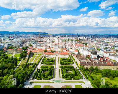 Il Palazzo del Belvedere antenna vista panoramica. Il Palazzo del Belvedere è un edificio storico complesso in Vienna, Austria. Belvedere è stato costruito come residenza estiva Foto Stock