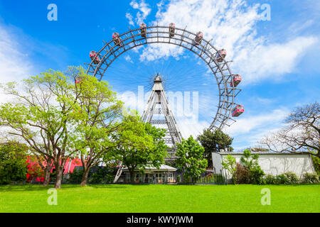 Il Wiener Riesenrad di Vienna o ruota gigante 65m di altezza ruota panoramica nel parco Prater in Austria, Vienna. Riesenrad Wiener Prater è più famoso di Vienna Foto Stock